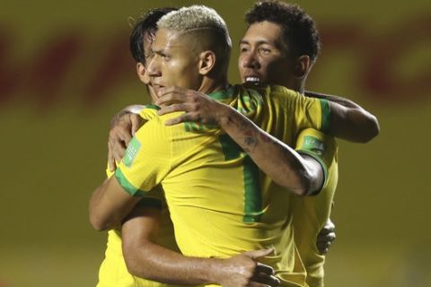 Οι παίκτες της Βραζιλίας πανηγυρίζουν γκολ τους για τα προκριματικά του Μουντιάλ 2022