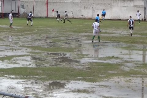 Γήπεδο-λίμνη σε αγώνα τοπικού πρωταθλήματος της Βραζιλίας