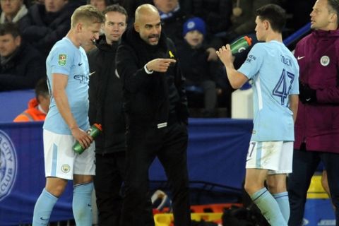 Manchester City manager Josep Guardiola, center, talks to Manchester City's Oleksandr Zinchenko, right, and Brahim Diaz , right, during the League Cup Quarter Final soccer match between Leicester City and Manchester City at the King Power Stadium in Leicester, England, Tuesday, Dec. 19, 2017. (AP Photo/Rui Vieira)
