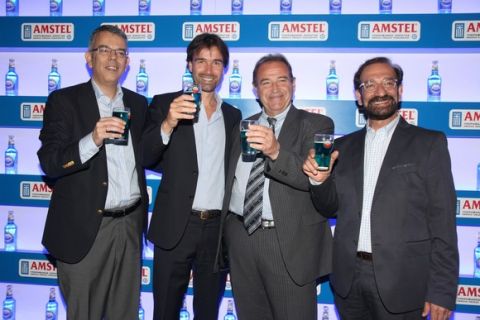 Η Amstel τα έκανε όλα μπλε για χάρη της Εθνικής Ομάδα Ποδοσφαίρου! Ακόμα και την μπίρα!