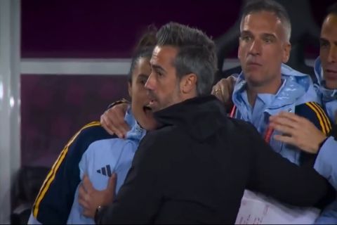 Ο προπονητής της Ισπανίας έπιασε το στήθος μιας γυναίκας στη διάρκεια των πανηγυρισμών στο γκολ του τελικού