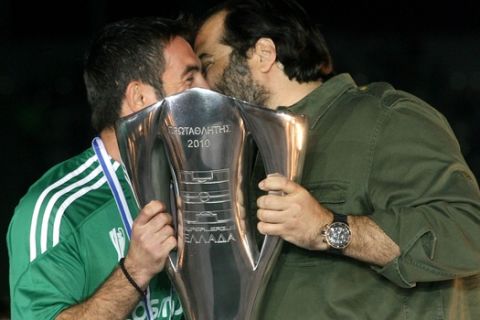 Καραγκούνης και Πατέρας με το κύπελλο του πρωταθλήματος του 2010 που οπαδοί πήραν από την ΠΑΕ