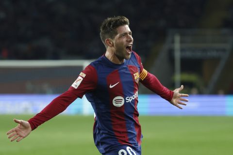 Ο Σέρτζι Ρομπέρτο της Μπαρτσελόνα πανηγυρίζει γκολ που σημείωσε κόντρα στην Αλμερία για τη La Liga 2023-2024 στο Ολυμπιακό Στάδιο του Μοντζουίκ | Τετάρτη 20 Δεκεμβρίου 2023