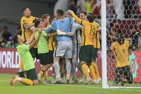 Οι πανηγυρισμοί των Αυστραλών παικτών μετά την νίκη στα πέναλτι εναντίον του Περού στα μπαράζ για το Παγκόσμιο Κύπελλο του Κατάρ το 2022