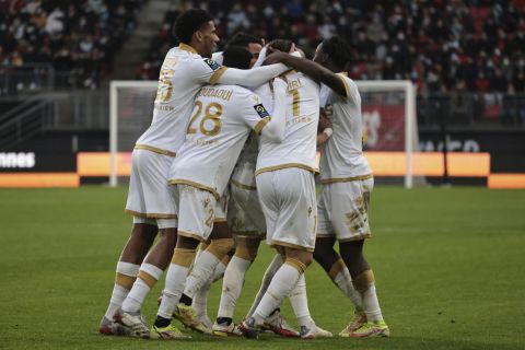 Οι παίκτες της Νις πανηγυρίζουν το γκολ του Γιουσέφ Ατάλ κόντρα στη Ρεν σε παιχνίδι για τη Ligue 1