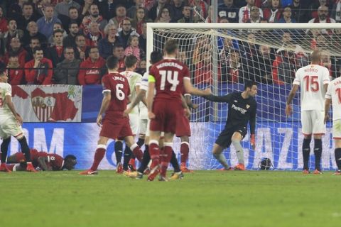 Liverpool's Sadio Mane, 2nd left, scores his side's second goal during a Champions League group E soccer match between Sevilla and Liverpool, at the Ramon Sanchez Pizjuan stadium in Seville, Spain, Tuesday, Nov. 21, 2017. (AP Photo/Miguel Morenatti)