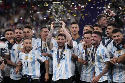 Οι παίκτες της Αργεντινής πανηγυρίζουν την κατάκτηση του Finalissima