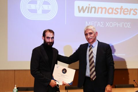 Ο Γιάννης Ζωιτός παραλαμβάνει το βραβείο του από τον Παναγιώτη Γιαννάκη