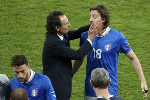 Italy's coach Cesare Prandelli (L) comforts Riccardo Montolivo after their lost Euro 2012 final soccer match against Spain at the Olympic Stadium in Kiev July 1, 2012. REUTERS/Charles Platiau (UKRAINE  - Tags: SPORT SOCCER)