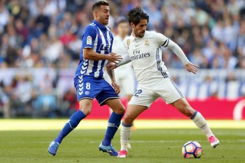 Real Madrid's Isco Alarcon, right, duels for the ball with Victor Camarasa during a Spain's La Liga soccer match between Real Madrid and Alaves at the Santiago Bernabeu stadium in Madrid, Spain, Sunday, April 2, 2017. (AP Photo/Daniel Ochoa de Olza)
