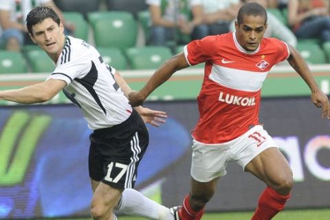 Spartak Moscow's  Soares Morais Welliton, right, challenges  for the ball with Legia Warsaw's  Marcin Komorowski during their Europa League first leg qualification  soccer match in Warsaw, Poland, Thursday, Aug. 18, 2011. (AP Photo/Alik Keplicz)