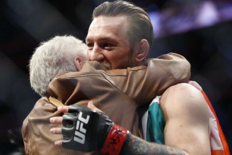 Conor McGregor: Η απίστευτη αγκαλιά με την τρομερή γιαγιά του Donald Cerrone