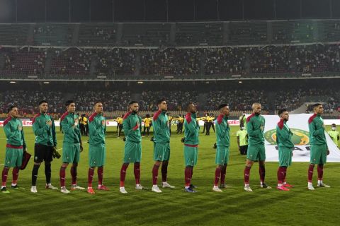 Οι παίκτες του Μαρόκου πριν παιχνίδι με την Γκαμπόν, στο πλαίσιο του Κυπέλλου Εθνών Αφρικής, κατά την ανάκρουση του εθνικού ύμνου