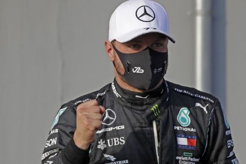 Ο οδηγός της Mercedes, Βαλτέρι Μπότας πανηγυρίζει την pole position στο GP Εμίλια Ρομάνια 