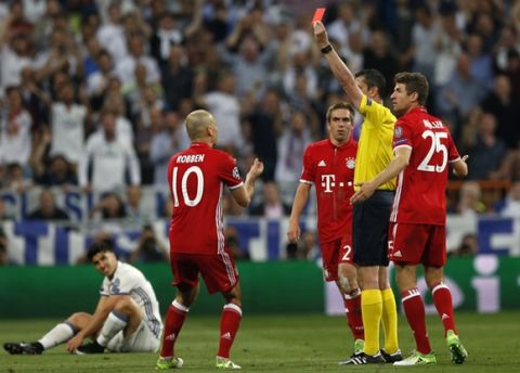 Bayern's Arjen Robben, center, gestures as referee Viktor Kassai of Hungary shows a red card to Bayern's Arturo Vidal during the Champions League quarterfinal second leg soccer match between Real Madrid and Bayern Munich at Santiago Bernabeu stadium in Madrid, Spain, Tuesday April 18, 2017. (AP Photo/Francisco Seco)