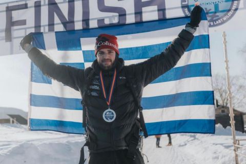 Ο Μάριος Γιαννάκου με την ελληνική σημαία αφού τερμάτισε στον υπερμαραθώνιο μήκους 500χλμ στην Αρκτική