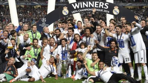 Real Madrid's players pose with the trophy at the end of the UEFA Champions League Final Real Madrid vs Atletico de Madrid at Luz stadium in Lisbon, on May 24, 2014. Real Madrid won 4-1.  AFP PHOTO/ FRANCK FIFE        (Photo credit should read FRANCK FIFE/AFP/Getty Images)