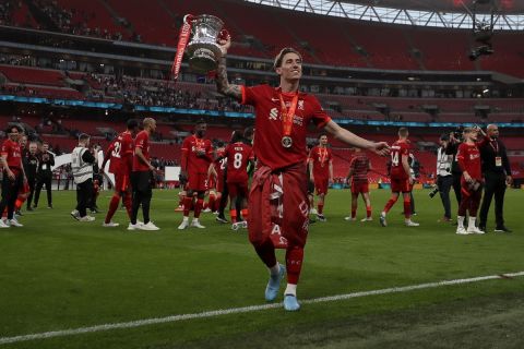 Ο Κώστας Τσιμίκας της Λίβερπουλ πανηγυρίζει την κατάκτηση του FA Cup 2021-2022 έπειτα από τη νίκη επί της Τσέλσι στον τελικό στο "Γουέμπλεϊ", Λονδίνο | Σάββατο 14 Μαΐου 2022