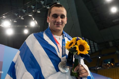 Ο Αργυρόπουλος ποζάρει με το μετάλλιο των Ολυμπιακών Αγώνων