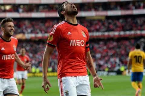 Benfica's Argentinian defender Ezequiel Garay (R) celebrates after scoring the opening goal during the UEFA Europa League semifinal first leg football match SL Benfica vs Juventus at the Luz stadium in Lisbon on April 24, 2014.   AFP PHOTO/ FRANCISCO LEONG        (Photo credit should read FRANCISCO LEONG/AFP/Getty Images)