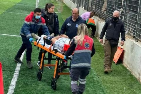 Ποδοσφαιριστής έπεσε σε τοιχίο στον αγώνα ΑΠΣ Πάτραι - ΑΕ Μυκόνου και έμεινε αναίσθητος