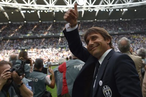 TURIN, ITALY - MAY 18:  Juventus FC head coach Antonio Conte salutes during the Serie A match between Juventus and Cagliari Calcio at Juventus Arena on May 18, 2014 in Turin, Italy.  (Photo by Valerio Pennicino/Getty Images)