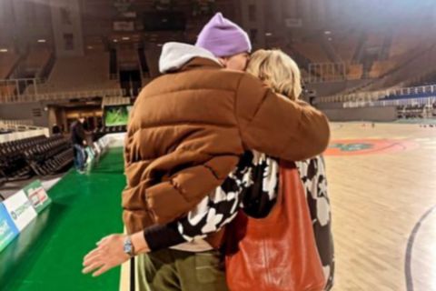 Η τρυφερή αγκαλιά του Ερνανγκόμεθ με την μητέρα του μετά τη νίκη του Παναθηναϊκού επί της Μονακό