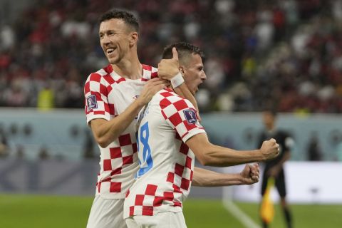 Ο Μίσλαβ Όρσιτς της Κροατίας πανηγυρίζει με τον Ίβαν Πέρισιτς γκολ που σημείωσε κόντρα στο Μαρόκο στο μικρό τελικό του Παγκοσμίου Κυπέλλου 2022 στο "Καλίφα", Ντόχα | Σάββατο 17 Δεκεμβρίου 2022