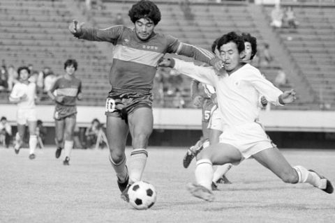 Ο Ντιέγκο Μαραντόνα με τη φανέλα της Μπόκα Τζούνιορς σε αγώνα κόντρα στην εθνική Ιαπωνίας το 1982