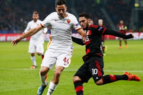 LEVERKUSEN, GERMANY - OCTOBER 20:  Hakan Calhanoglu of Bayer Levekusen is blocked by Konstantinos Manolas of AS Roma during the UEFA Champions League Group E match between Bayer 04 Leverkusen and AS Roma at BayArena on October 20, 2015 in Leverkusen, Germany.  (Photo by Dean Mouhtaropoulos/Bongarts/Getty Images)