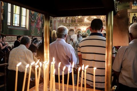 Ο εορτασμός του 15 Αυγούστου φέτος συνέπεσε με μια μεγάλη καταστροφή. Αυτήν που άφησε πίσω της η καταστροφική φωτιά στην Εύβοια. 
Στιγμιότυπα από την εκκλησία της Κοίμησης της Θεοτόκου στην Πλατάνα Ευβοίας, όπου κάτοικοι του χωριού πήγαν στην εκκλησία για την λειτουργία του Δεκαπενταύγουστου, στην οποία χοροστάτησε ο Μητροπολίτης Χαλκίδας Χρυσόστομος. Σε μια πολύ συγκινητική λειτουργία με φορτισμένο το κλίμα για τα 25.000 καμένα στρέμματα δάσους, Πέμπτη 15 Αυγούστου 2019.(EUROKINISSI/ΣΩΤΗΡΗΣ ΔΗΜΗΤΡΟΠΟΥΛΟΣ)
