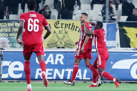 Ο Αραμπί πανηγυρίζει γκολ στο ΟΑΚΑ κόντρα στην ΑΕΚ για τη Super League Interwetten