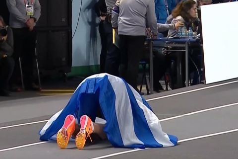 Καραλής: Γονατιστός και τυλιγμένος με την ελληνική σημαία πανηγύρισε το αργυρό μετάλλιο στον τελικό του Ευρωπαϊκού