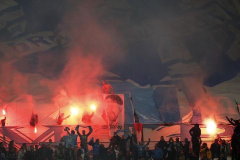 Οι οπαδοί της Μαρσέιγ στις εξέδρες του Βελοντρόμ κατά τη διάρκεια του αγώνα με την Βασιλεία στο Conference League | 10 Μαρτίου 2022