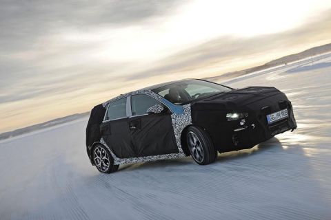 Χειμερινές δοκιμές για το ισχυρό Hyundai i30 Ν στη Σουηδία