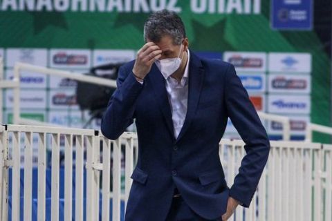 Ο Δημήτρης Διαμαντίδης προβληματισμένος κατά την διάρκεια του αγώνα Παναθηναϊκός - Ζενίτ την σεζόν 2020/21