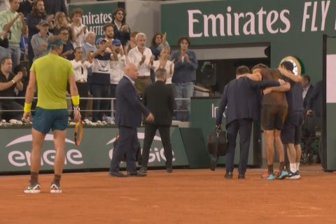 Roland Garros: Χτύπησε σοβαρά στον αστράγαλο ο Ζβέρεφ και αποχώρησε με καροτσάκι από το κορτ