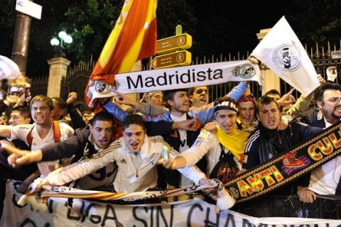 Real Madrid supporters celebrate in Madrid on May 02, 2012, after Real Madrid won the Spanish League. AFP PHOTO/ DANI POZO        (Photo credit should read DANI POZO/AFP/GettyImages)