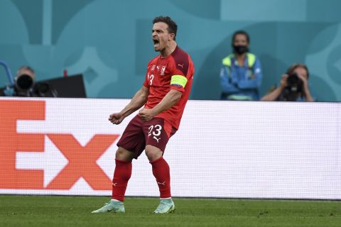 Ο Τσερντάν Σακίρι πανηγυρίζει γκολ του με τη φανέλα της εθνικής Ελβετίας 