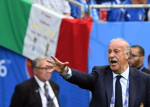 epa05394882 Coach of Spain Vicente del Bosque reacts during the UEFA EURO 2016 round of 16 match between Italy and Spain at Stade de France in St. Denis, France, 27 June 2016. 

(RESTRICTIONS APPLY: For editorial news reporting purposes only. Not used for commercial or marketing purposes without prior written approval of UEFA. Images must appear as still images and must not emulate match action video footage. Photographs published in online publications (whether via the Internet or otherwise) shall have an interval of at least 20 seconds between the posting.)  EPA/GEORGI LICOVSKI   EDITORIAL USE ONLY