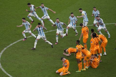 Οι παίκτες της Αργεντινής πανηγυρίζουν μπροστά στους Ολλανδούς την πρόκριση στους "4"