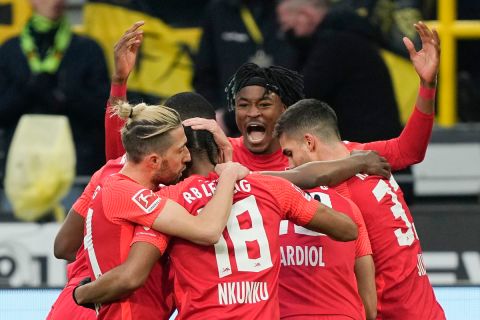 Οι παίκτες της Λειψίας πανηγυρίζουν γκολ που σημείωσαν κόντρα στην Ντόρτμουντ για την Bundesliga 2021-2022 στο "Ζίγκναλ Ιντούνα Παρκ", Ντόρτμουντ | Σάββατο 2 Απριλίου 2022