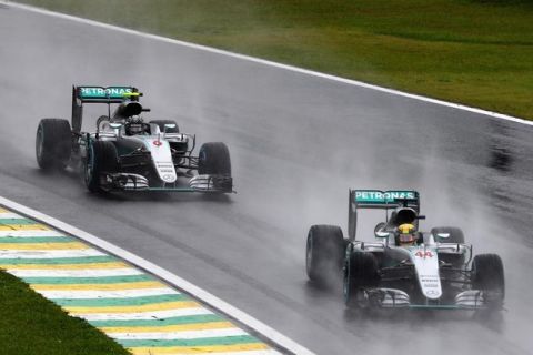 SAO PAULO, BRAZIL - NOVEMBER 13:  Lewis Hamilton of Great Britain driving the (44) Mercedes AMG Petronas F1 Team Mercedes F1 WO7 Mercedes PU106C Hybrid turbo leads Nico Rosberg of Germany driving the (6) Mercedes AMG Petronas F1 Team Mercedes F1 WO7 Mercedes PU106C Hybrid turbo on track during the Formula One Grand Prix of Brazil at Autodromo Jose Carlos Pace on November 13, 2016 in Sao Paulo, Brazil.  (Photo by Clive Mason/Getty Images)