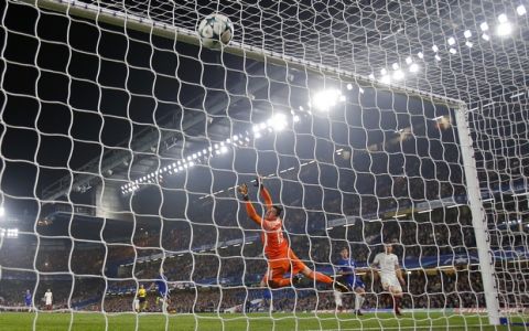 Roma's Edin Dzeko, right, scores a goal during the Champions League group C soccer match between Chelsea and Roma at Stamford Bridge stadium in London, Wednesday, Oct. 18, 2017. (AP Photo/Frank Augstein)