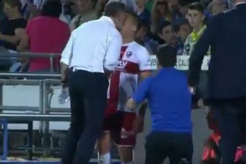 Προπονητής κόλλησε τη μούρη του σε ποδοσφαιριστή του