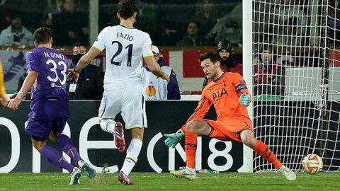 Fiorentina's forward from Germany Mario Gomez (L) scores a goal against Tottenham during the UEFA Europa League round of 32 second-leg football match between Fiorentina and Tottenham Hotspur at Artemio Franchi Stadium in Florence on February 26, 2015. AFP PHOTO / TIZIANA FABITIZIANA FABI/AFP/Getty Images