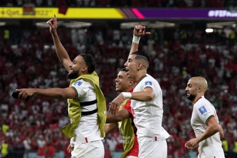 Οι παίκτες του Μαρόκου πανηγυρίζουν τη νίκη επί του Βελγίου