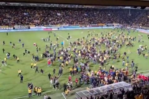 Όσκαρ ατυχίας στην Ολλανδία: Οπαδοί της Ρόντα μπήκαν στον αγωνιστικό χώρο για να πανηγυρίσουν την απευθείας άνοδο, με την Χρόνινχεν να τους τη στερεί στο 90+5'