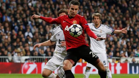 Manchester United's Dutch striker Robin van Persie (front) controls the ball during the UEFA Champions League round of 16 first leg football match Real Madrid CF vs Manchester United FC at the Santiago Bernabeu stadium in Madrid on February 13, 2013.  AFP PHOTO / CESAR MANSO        (Photo credit should read CESAR MANSO/AFP/Getty Images)
