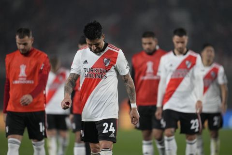 Ο Ένζο Πέρες και οι συμπαίκτες του στη Ρίβερ Πλέιτ απογοητευμένοι μετά από ματς με τη Βέλες στο Copa Libertadores